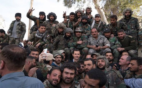 Bashar al Assad entre los militares en Ghouta Oriental Presidente sirio visita las tropas en la línea de fuego